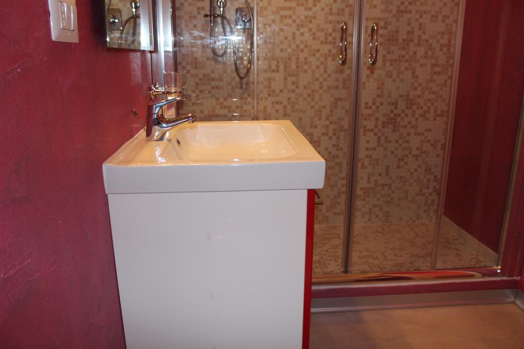 Rooms Of Love Павия Номер фото