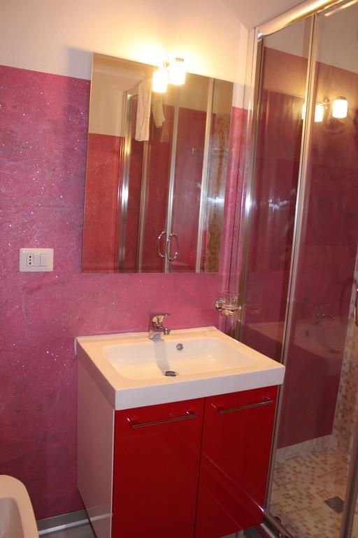 Rooms Of Love Павия Номер фото